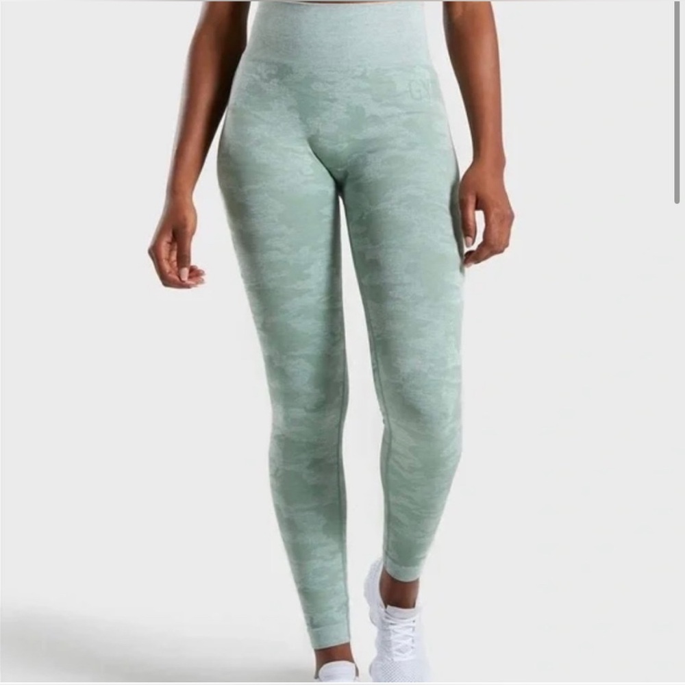 Gymshark Women’s Sage Green Camo Leggings Size S – 24” Inseam